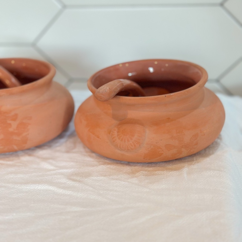 Terracotta salsa and guacamole serving dish with spoon - Picture 6 of 8